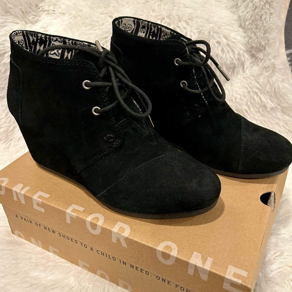 Tom’s size 7 Desert Wedge Black Suede NIB